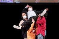 「乳首当てゲーム」から別のゲームに発展。