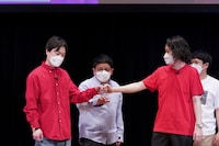 霜降り明星・粗品とのジャンケンリベンジに挑む見取り図リリー（左）。