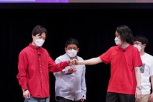 霜降り明星・粗品とのジャンケンリベンジに挑む見取り図リリー（左）。