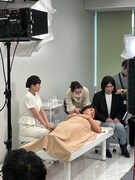 WebCM「声でか刑事」の撮影現場の様子。