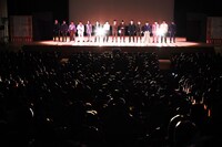 ステージ上に揃った新生大宮セブンの7組。