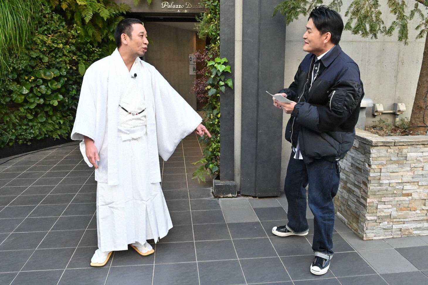 「テレビ千鳥」で自身の誕生日パーティーを開催する千鳥・大悟（左）と招待された千鳥ノブ（右）。(c)テレビ朝日