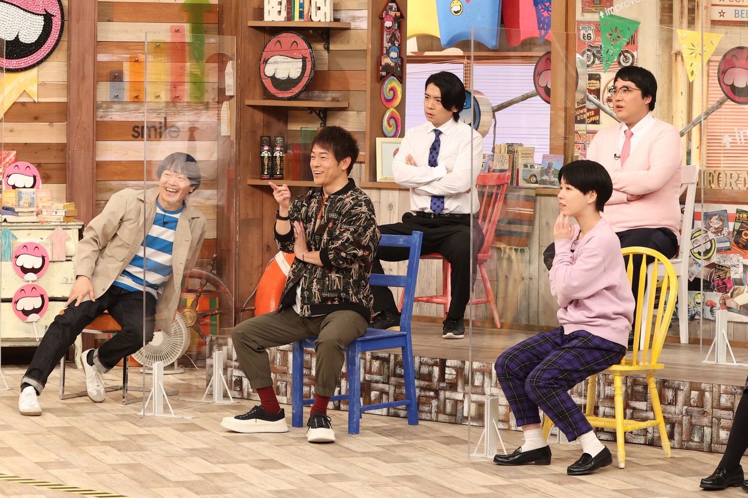 （前列左から）蛍原徹、陣内智則、天才ピアニスト竹内と、マヂカルラブリー（後列）。(c)フジテレビ