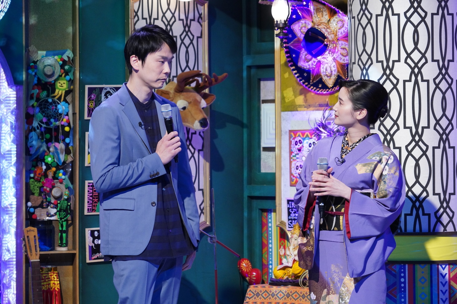 左からかまいたち濱家、出口亜梨沙。(c)日本テレビ