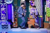 軽めのステップを踏む（左から）かまいたち濱家、出口亜梨沙。(c)日本テレビ