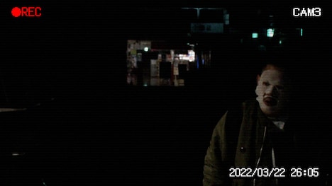 閉店後のデパートで自由に振る舞うザ・マミィ酒井。