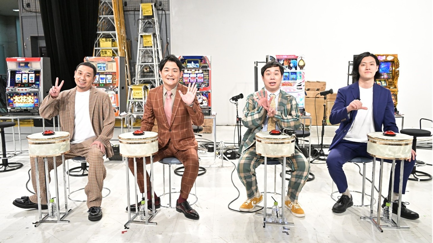 「クイズ！THE 違和感 Paravi 特別編」に出演する（左から）千鳥、霜降り明星。(c)TBS