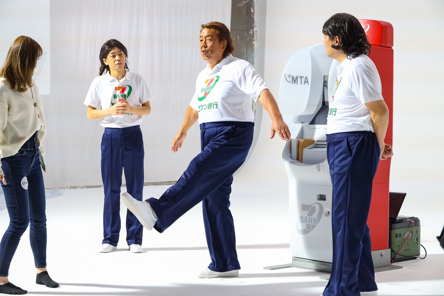 WebCM「ATM（あたりまえ）体操」撮影中の様子。