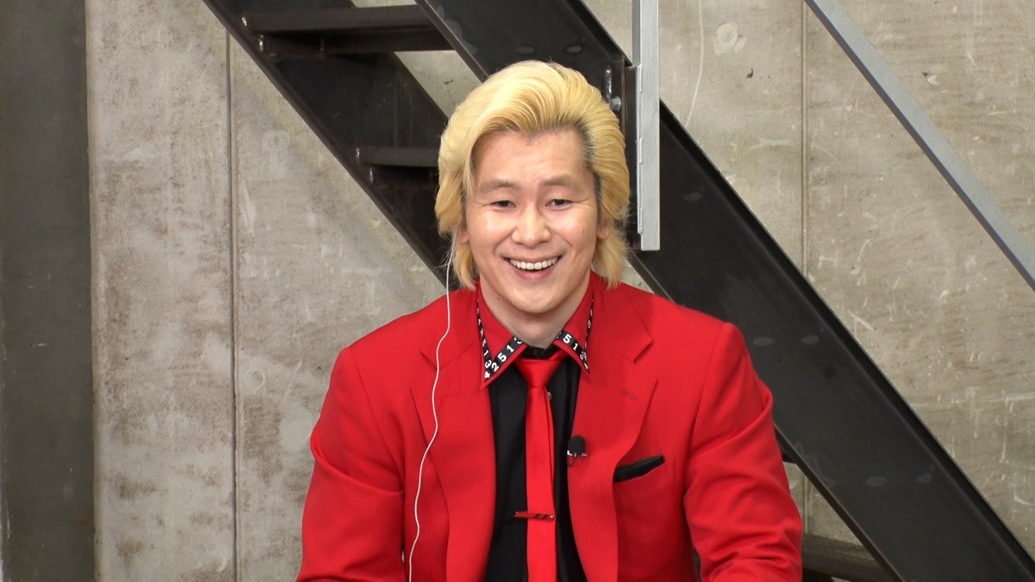 「ラクガキから人生を見るテレビ カベアテ」に出演するメイプル超合金カズレーザー。(c)中京テレビ