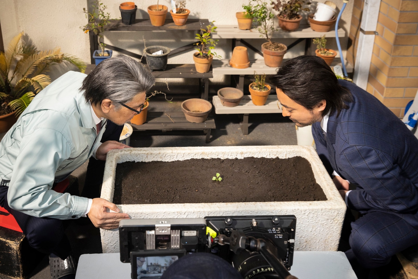 CM「花壇」編の撮影中の様子。