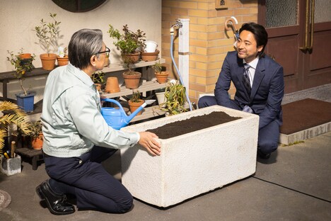 プランター越しに話す松本人志（左）と山田孝之（右）。