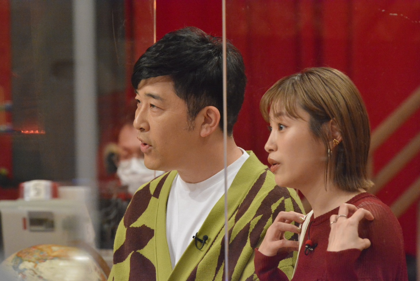 左からあべこうじ、高橋愛。(c)読売テレビ