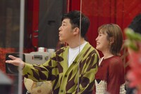 左からあべこうじ、高橋愛。(c)読売テレビ