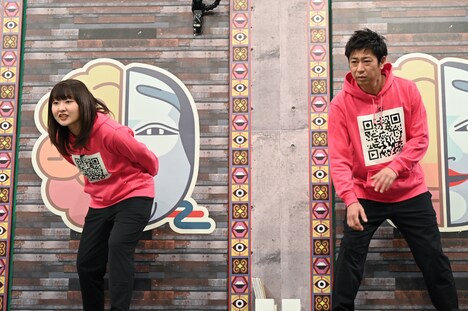 （左から）吉住、パンサー尾形。(c)TBS