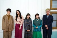 スペシャルドラマ「今夜､わたしはカラダで恋をする。」内の座談会に出席する（左から）猪塚健太、石田ニコル、寺本莉緒、美山加恋、スピードワゴン小沢。(c)ABCテレビ