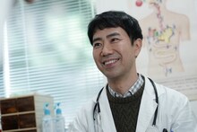 「科捜研の女 Season21」にゲスト出演する藤井隆。(c)テレビ朝日