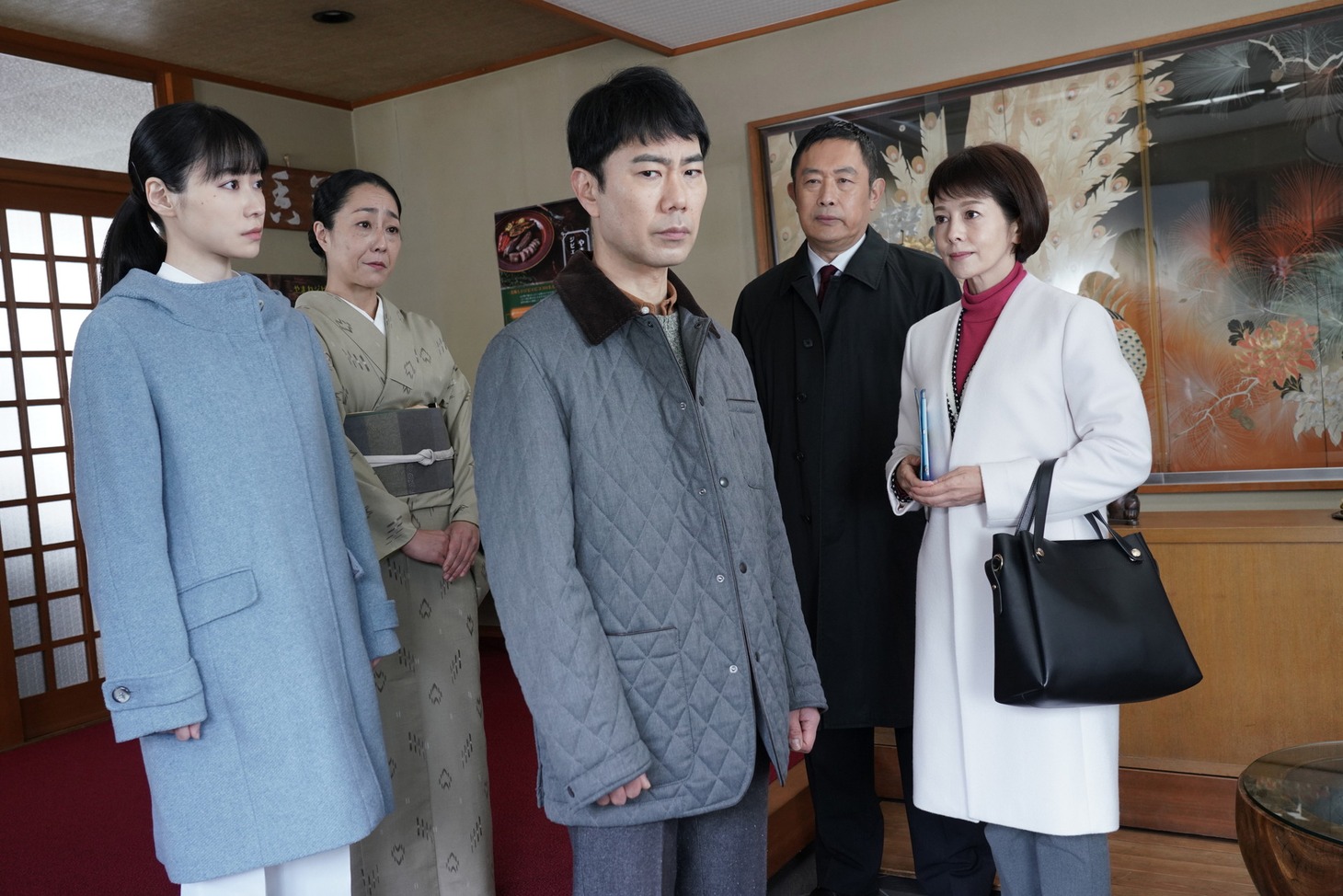 沢口靖子（右）と共演する藤井隆（中央）。(c)テレビ朝日