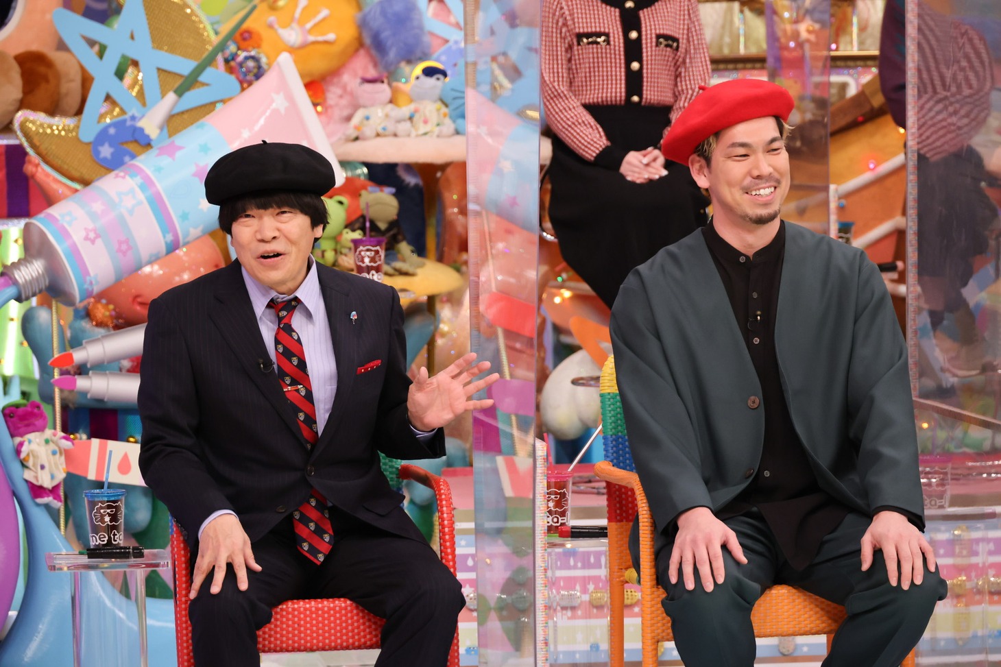 「絵心ない芸人」の蛍原徹と前田健太投手。(c)テレビ朝日