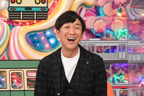 「鉄道ファンクラブ」にMC側ゲストとして出演する東京03飯塚。(c)テレビ朝日