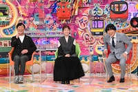 「鉄道ファンクラブ」MC側ゲストの（左から）東京03飯塚、小芝風花とMCの蛍原徹。(c)テレビ朝日