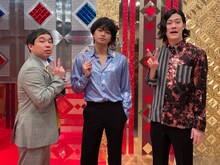 「霜降りバラエティX」に出演する霜降り明星と中島健人（中央）。(c)テレビ朝日