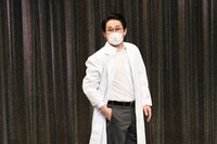 シソンヌじろう扮する施設長の大河原。