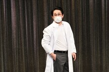 シソンヌじろう扮する施設長の大河原。