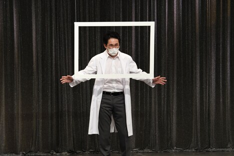 支援者や見学者に挨拶する施設長の大河原。