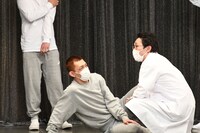 入所者たちとなじめない様子のやさしいズ・タイ。