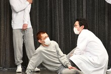 入所者たちとなじめない様子のやさしいズ・タイ。