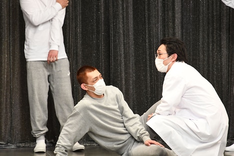 入所者たちとなじめない様子のやさしいズ・タイ。