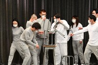 出したイスを片付ける様子もコントにしてしまう。