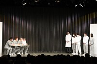 オーディションを題材にしたコントで、一斉に審査員と参加者に分かれる一同。