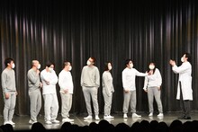 うっかりエピソードでウケてしまうシソンヌじろう（右端）。