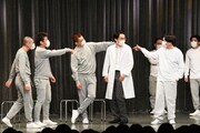 ヤンキー初日の和田まんじゅうを演じるシソンヌじろう（左から4人目）。