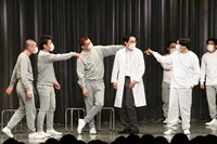 ヤンキー初日の和田まんじゅうを演じるシソンヌじろう（左から4人目）。