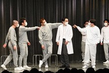 ヤンキー初日の和田まんじゅうを演じるシソンヌじろう（左から4人目）。