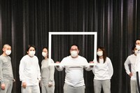 換気のために窓を開けると、たくさんの人が。