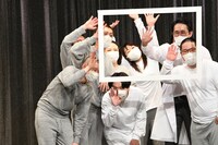 窓から見学者に別れの挨拶をする入所者たちと、大河原施設長。