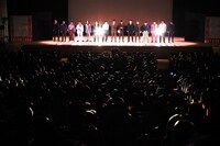 ステージに揃った新生大宮セブンの7組。