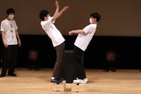 コマンダンテ安田とGAGひろゆきによる3連相撲対決の様子。