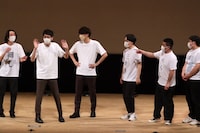 変なことを言って咎められるコマンダンテ安田（左から2人目）。