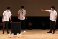 「ちなみに、この対決誰も見たないからな」と言い放つコマンダンテ石井（右）。