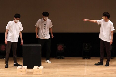 「ちなみに、この対決誰も見たないからな」と言い放つコマンダンテ石井（右）。