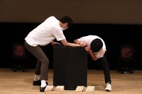 コマンダンテ安田とGAGひろゆきによる3連相撲対決の様子。