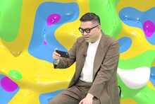 「なんかいみちゃうTV」MCのシソンヌ長谷川。(c)フジテレビ