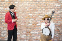 千鳥ノブ（左）としずるKAƵMA。