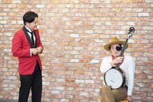 千鳥ノブ（左）としずるKAƵMA。