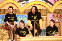 「やんごとなき一族」チーム助っ人の見取り図・盛山（後列右）。(c)フジテレビ