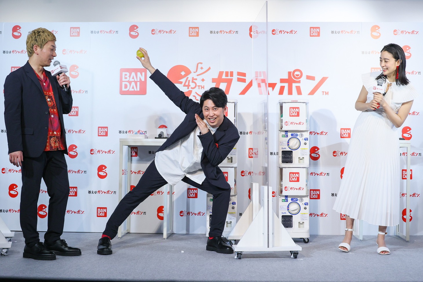 オリエンタルラジオ「武勇伝」のポーズを意識しながらガシャポンを回したニューヨーク屋敷（中央）。